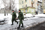Военные на одной из улиц города Дебальцево, 19 февраля 2018 года