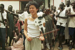 Ванесса Мэй во время визита в Южный Судан, 1999 год