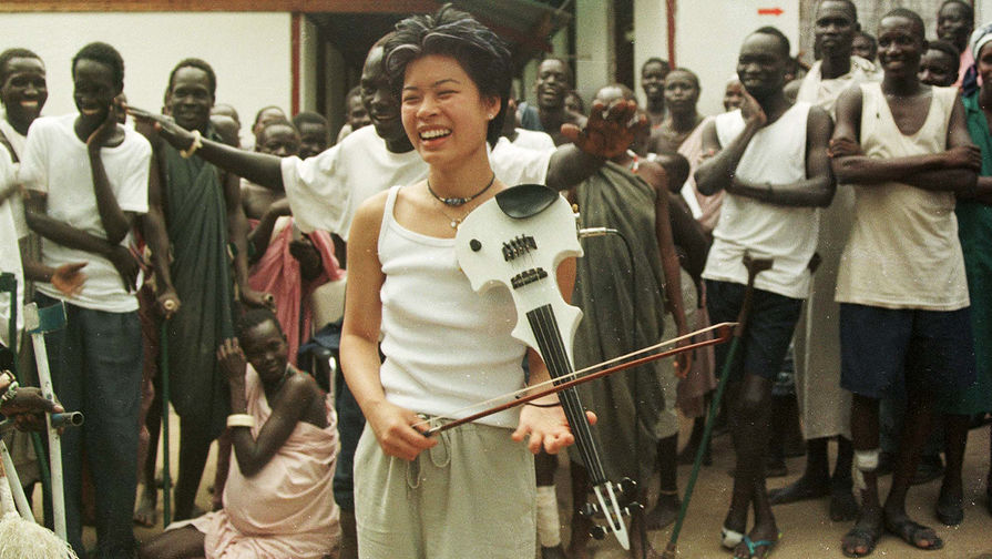 Ванесса Мэй во время визита в&nbsp;Южный Судан, 1999 год