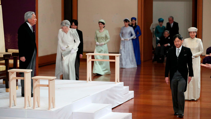 Император Японии Акихито (слева) во время церемонии отречения от престола, 30 апреля 2019 года