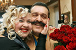Вилли Токарев с супругой Джулией на праздновании своего дня рождения в московском ресторане, 2006 год