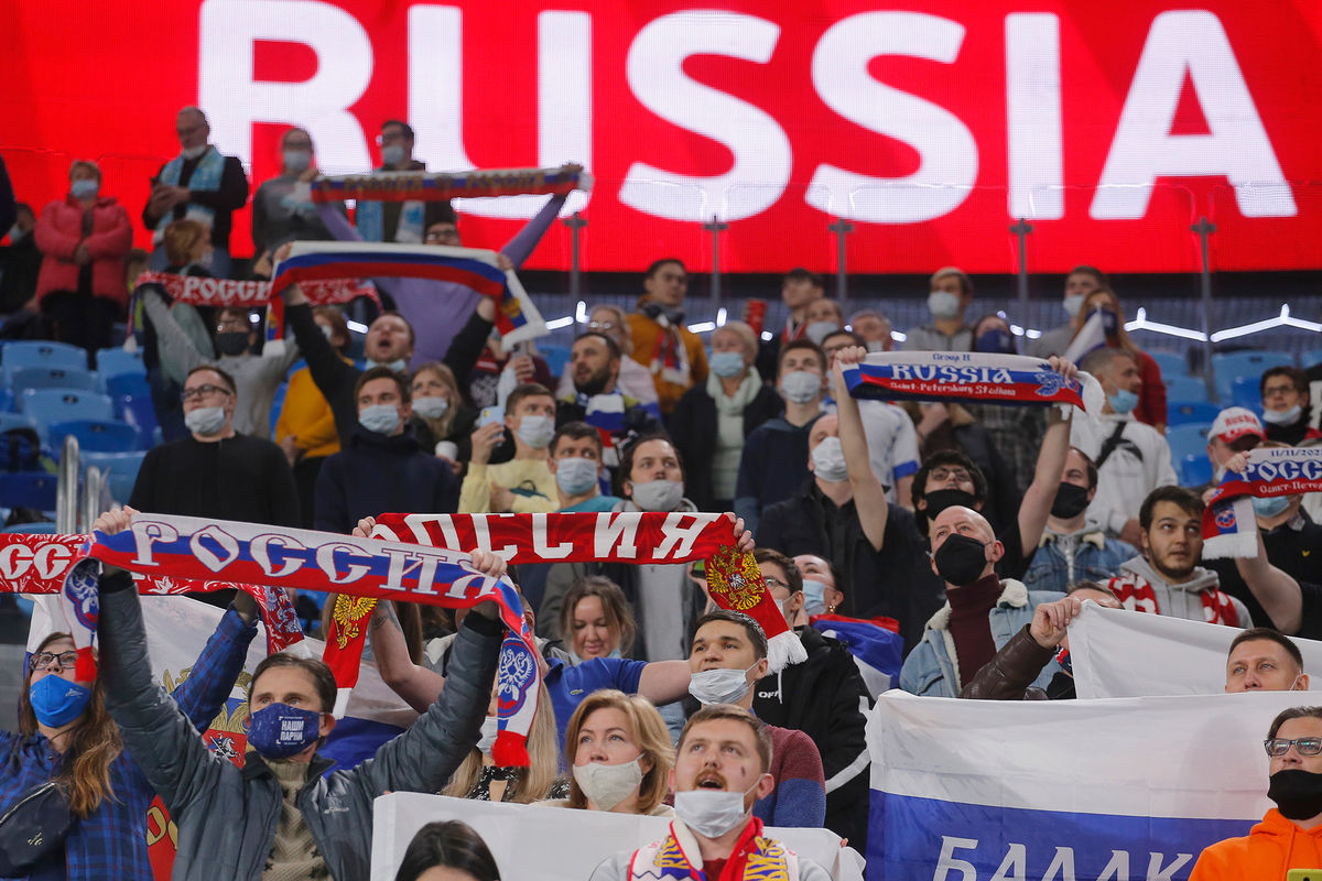 Фанаты во время матча 9-го тура отборочного этапа чемпионата мира по футболу 2022 Россия — Кипр, 11 ноября 2021 года