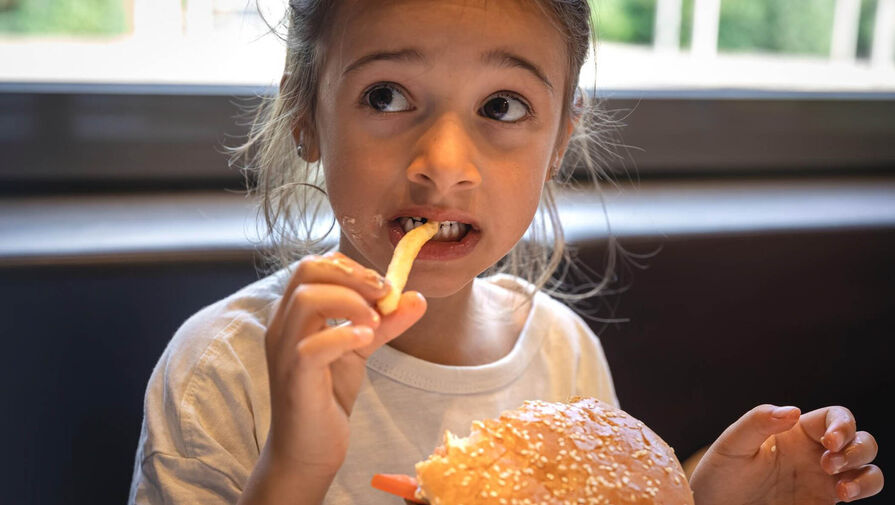 Названы фразы, формирующие у ребенка нездоровые пищевые привычки