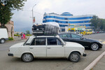 Автомобиль, груженный вещами жителей, покидающих Нагорный Карабах, 25 сентября 2023 года