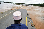 Во время сильного наводнения в Гамбе, Кения, 7 декабря 2023 года