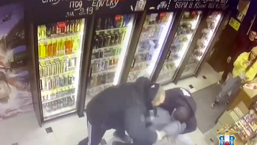 Российский полицейский в магазине обезвредил мужчину с боевой гранатой