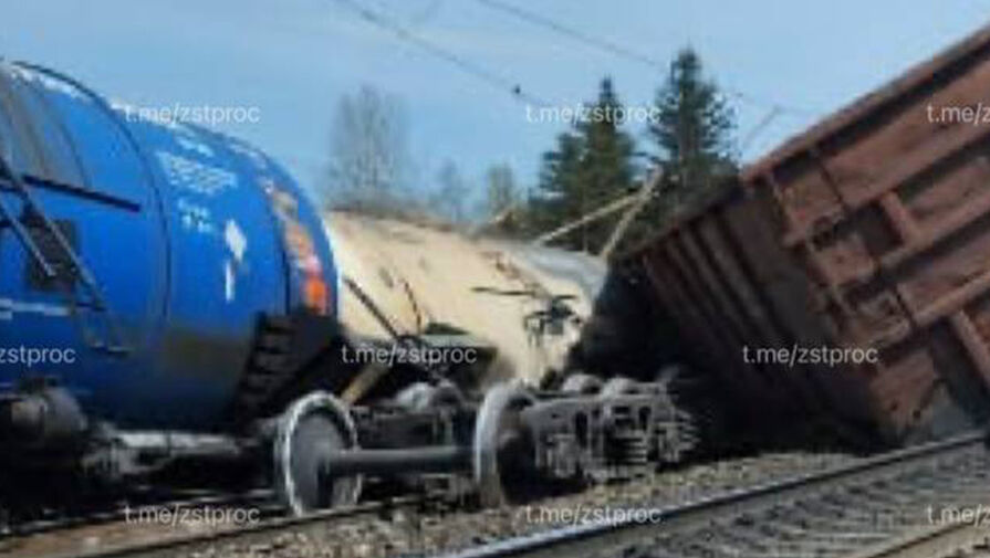 Пять вагонов поезда сошли с рельсов в российском регионе