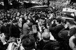 Толпа на&nbsp;похоронах французской певицы Эдит Пиаф на&nbsp;кладбище Пер-Лашез в&nbsp;Париже, Франция, 14&nbsp;октября 1963&nbsp;года