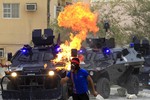 Демонстранты подожгли полицейскую бронетехнику «коктейлями Молотова»