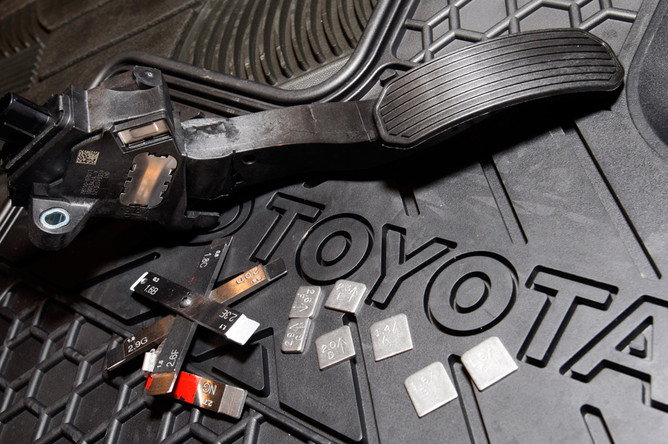 Причина самопроизвольных ускорений Toyota может быть в электронной педали газа