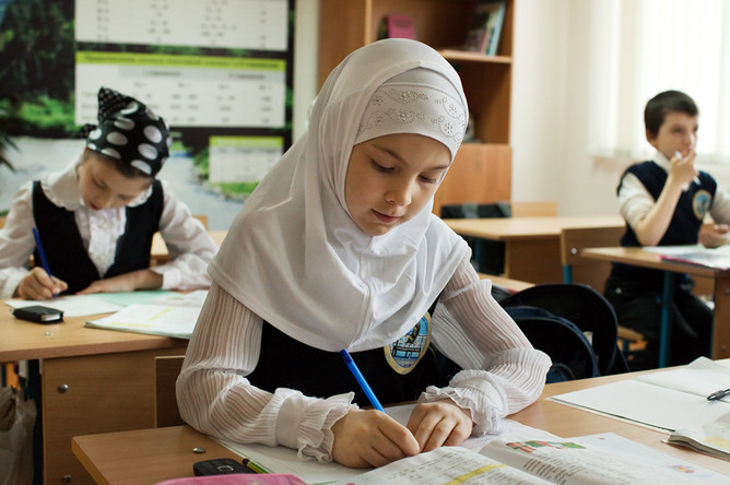 Испугавшись хиджабов, власти решили одеть всех школьников в одинаковую форму