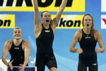 Российские пловчихи через мнгновение после завоевания медали чемпионата мира