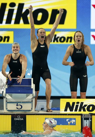 Российские пловчихи через&nbsp;мнгновение после завоевания медали чемпионата мира