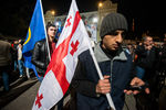 Сторонники кандидата от партии «Грузинская мечта» Георгия Маргвелашвили на площади перед штабом партии в Тбилиси.