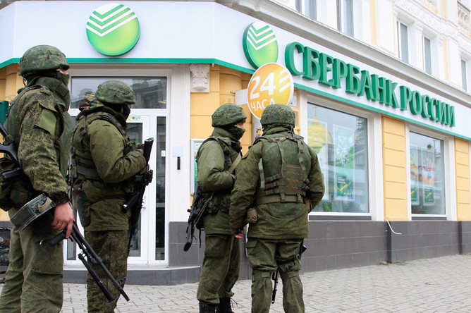 Вооруженные люди на улицах Симферополя
