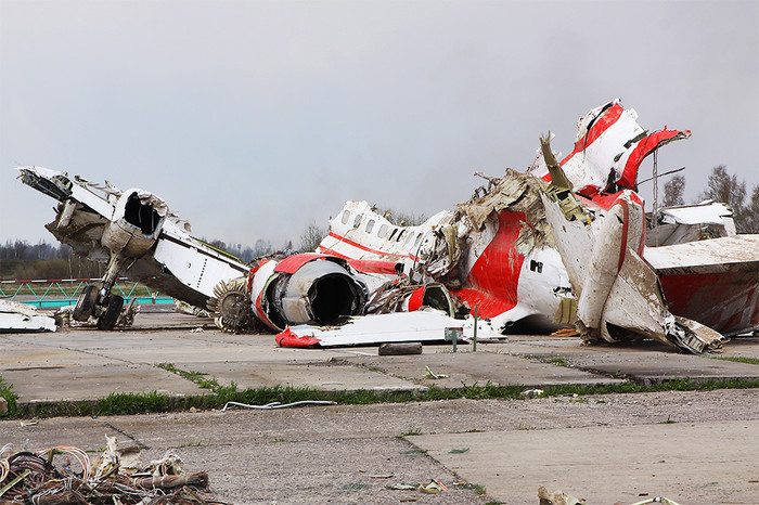 Обломки польского правительственного самолета Ту-154 на&nbsp;охраняемой площадке аэродрома в&nbsp;Смоленске