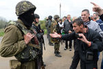 Жители села Андреевское, заблокировавшие колонну бронетранспортеров украинской армии, общаются с украинскими военными
