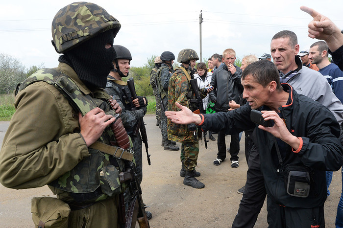 Жители села Андреевское, заблокировавшие колонну бронетранспортеров украинской армии, общаются с&nbsp;украинскими военными