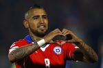 Сборная Чили обыграла Эквадор со счетом 2:0. Артуро Видаль забил первый мяч на турнире, реализовав пенальти