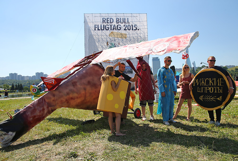 Участники чемпионата самодельных летательных аппаратов Red Bull Flugtag в Крылатском