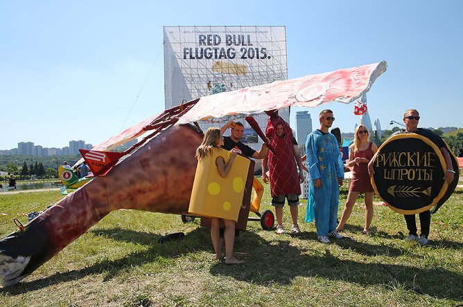 Участники чемпионата самодельных летательных аппаратов Red Bull Flugtag в Крылатском