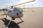Многоцелевой беспилотный вертолет Camcopter S-100 на военно-морской базе Вентура-Каунти в США