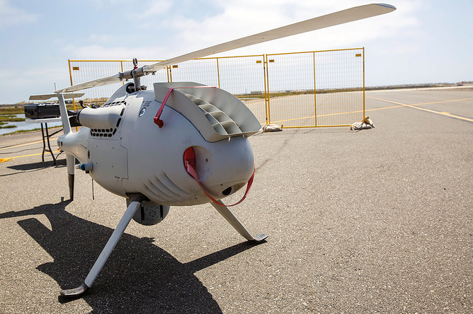Многоцелевой беспилотный вертолет Camcopter S-100 на военно-морской базе Вентура-Каунти в США