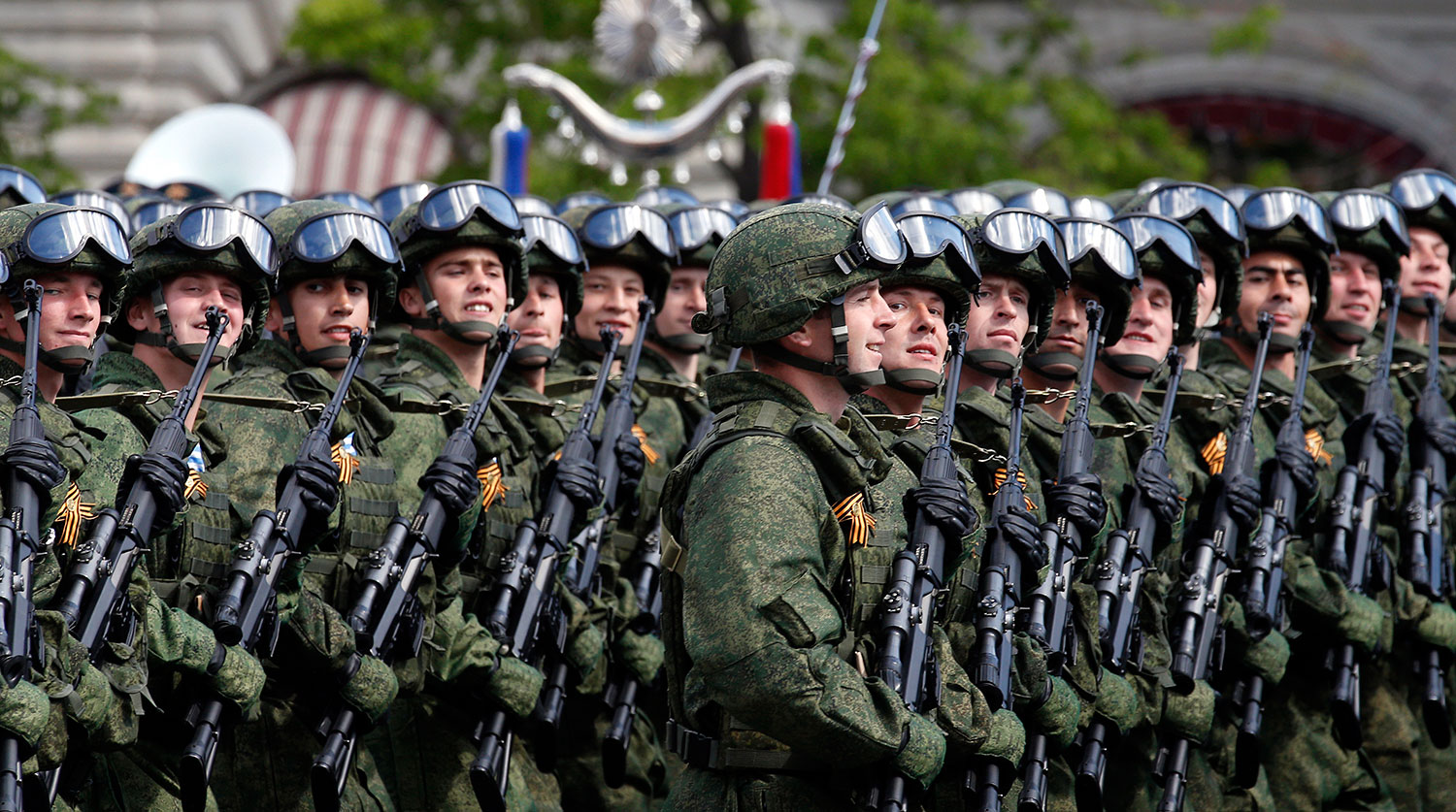 Военнослужащие во время генеральной репетиции парада Победы на Красной площади, посвященного 71-й годовщине Победы в Великой Отечественной войне