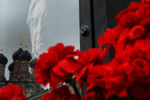 Цветы у портрета режиссера Юрия Любимова, скончавшегося 5 октября, у здания «Театра на Таганке», в котором Ю.Любимов проработал долгое время, 2014 год