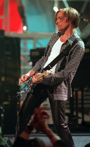 Брайан Адамс во время выступления на&nbsp;церемонии награждения премии MTV Europe music awards в&nbsp;Лондоне, 1996 год
