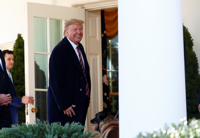 Президент США Дональд Трамп и служебный пес Конан у Белого дома в Вашингтоне, 25 ноября 2019 года