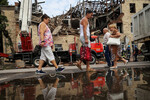 Местные жители возле здания, поврежденного в результате боевых действий в Харькове, Украина, 1 августа 2023 года