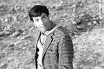 <b>Сергей Юрский на съемках фильма «Золотой теленок» (1968). </b><br><br>
«Золотой теленок» — следующая картина в сотрудничестве Юрского и Швейцера. Это была первая полнометражная киноэкранизация произведения Ильфа и Петрова в Советском Союзе. Кроме Юрского, на эту роль пробовались Александр Пороховщиков, Николай Губенко и Владимир Басов. А Юрскому, по его воспоминаниям, пришлось проходить пробы 14 раз и посвятить три года работе над этой ролью.
Как писали в репортаже со съемочной площадки, когда началась работа над фильмом, Юрский старался играть Бендера точно по книге, но это сильно «высушило» образ. И тогда режиссер дал актеру полную свободу импровизации.