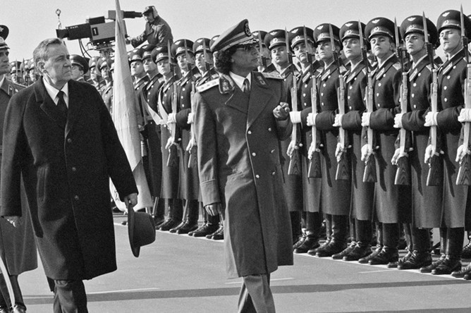 Как в СССР основой государственной системы были «советы», в Ливии их местно занимали «народные комитеты», формально самоорганизующиеся ячейки общества, контролирующие высший орган власти – Высший народный комитет, чьим первым генсеком стал сам Каддафи. В 1979 году он покидает этот пост, но остается полноправным хозяином государства, сосредоточив на деле всю полноту власти в своих руках