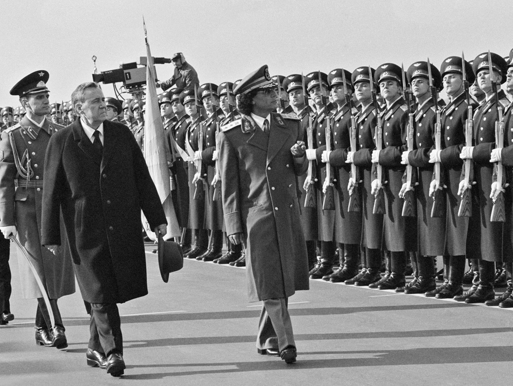Как в СССР основой государственной системы были «советы», в Ливии их местно занимали «народные комитеты», формально самоорганизующиеся ячейки общества, контролирующие высший орган власти – Высший народный комитет, чьим первым генсеком стал сам Каддафи. В 1979 году он покидает этот пост, но остается полноправным хозяином государства, сосредоточив на деле всю полноту власти в своих руках