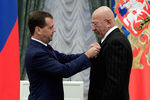 Президент Дмитрий Медведев награждает Александра Розенбаума орденом Почета, 2011 год