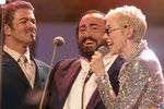 Джордж Майкл, Лучано Паваротти и Энни Леннокс во время выступления в Модене, Италия, 2000 год