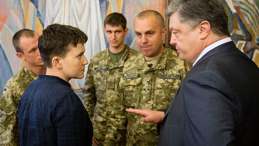 Президент Украины Петр Порошенко во время вручения Надежде Савченко ордена «Золотая звезда Героя Украины», май 2016 года