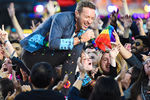 Группа Coldplay выступает на Super Bowl в Калифорнии, США, 2016 год