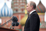 Владимир Путин выступает перед началом военного парада в ознаменование 72-й годовщины победы в Великой Отечественной войне