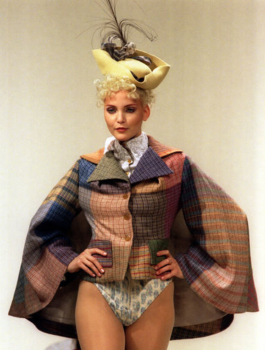 Модель Надя Ауэрман в показе Вивьен Вествуд, 1994 год 