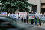 Участники акции в поддержку задержанного руководителя портала РИА «Новости» Украина Кирилла Вышинского около украинского посольства в Москве, 18 мая 2018 года