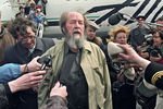Жители Магадана встречают в аэропорту писателя Александра Солженицына, вернувшегося на российскую землю после 20-летнего проживания за границей, 1994 год