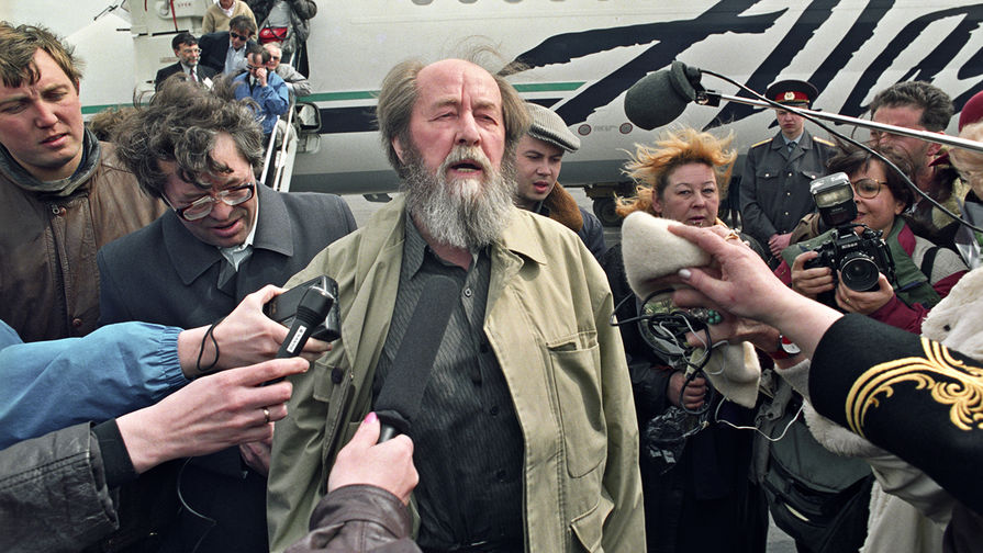 Жители Магадана встречают в&nbsp;аэропорту писателя Александра Солженицына, вернувшегося на&nbsp;российскую землю после 20-летнего проживания за&nbsp;границей, 1994 год