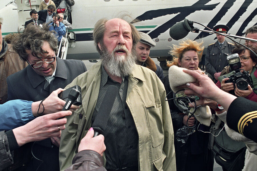 Жители Магадана встречают в аэропорту писателя Александра Солженицына, вернувшегося на российскую землю после 20-летнего проживания за границей, 1994 год