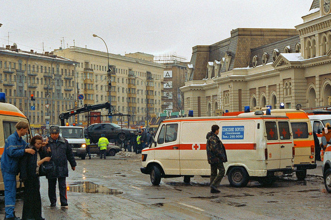 06 февраля 2004 года. Машины «скорой помощи» дежурят около московского метро, где в одном из вагонов поезда во время движения от станции «Автозаводской» к станции «Павелецкая» прогремел взрыв