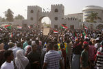 Участники акции протеста в Хартуме с требованием к президенту Омару аль-Баширу уйти в отставку, 11 апреля 2019 года