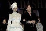 Валерий Меладзе во время выступления на праздничном шоу в честь Дома моды Валентина Юдашкина, 1998 год