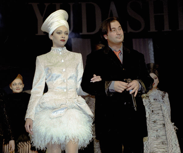 Валерий Меладзе во время выступления на&nbsp;праздничном шоу в&nbsp;честь Дома моды Валентина Юдашкина, 1998 год