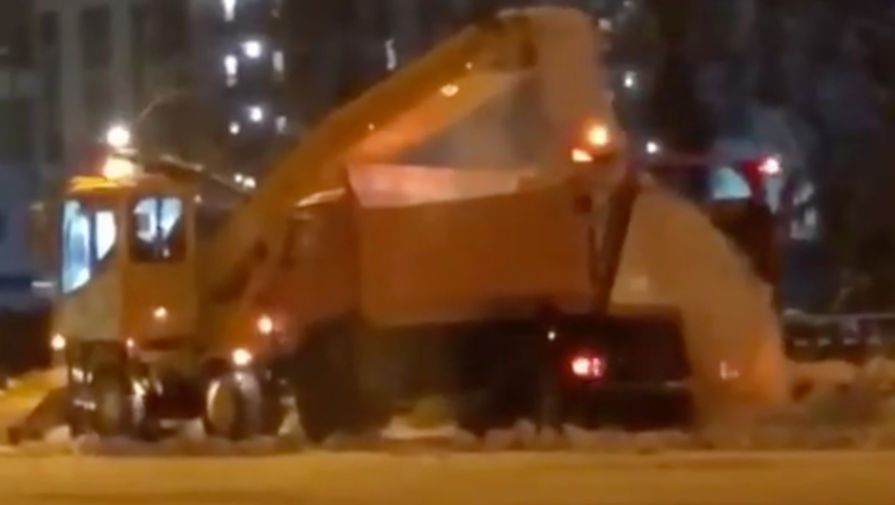 В "Спецтрансе" объяснили инцидент с "бесконечной" уборкой снега в Петербурге